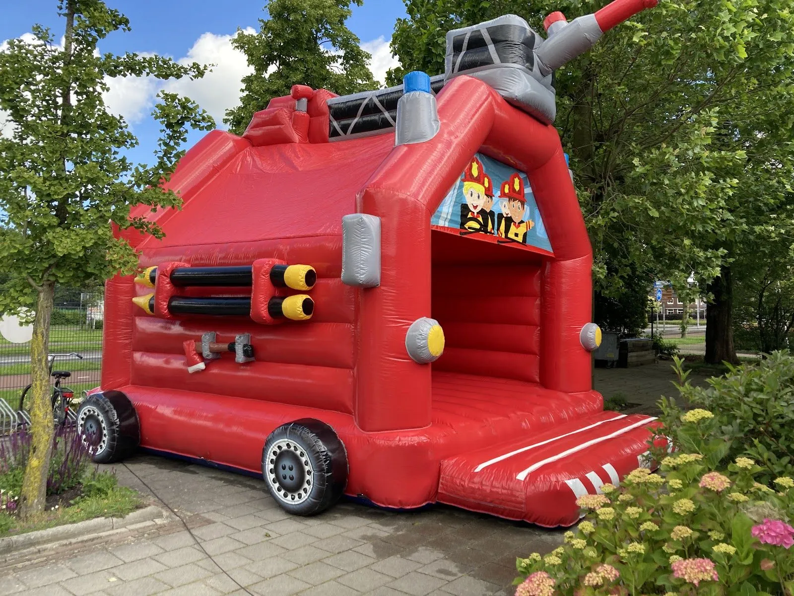 Brandweer springkussen in gebruik