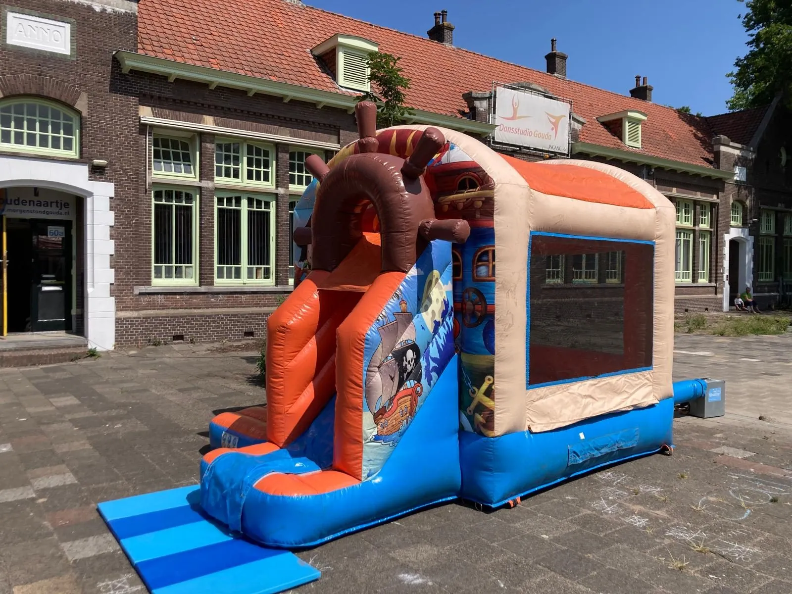 Springkussen Piratenkasteel met glijbaan in gebruik