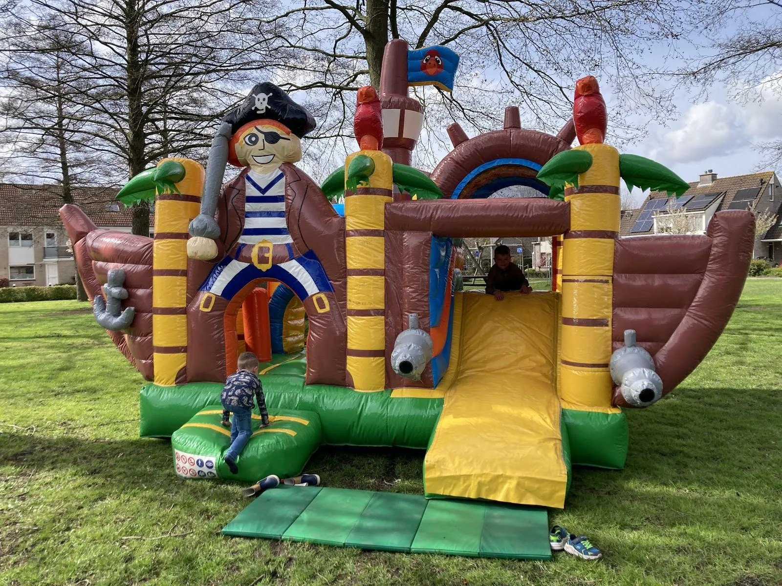 Piratenboot springkussen, foto 2