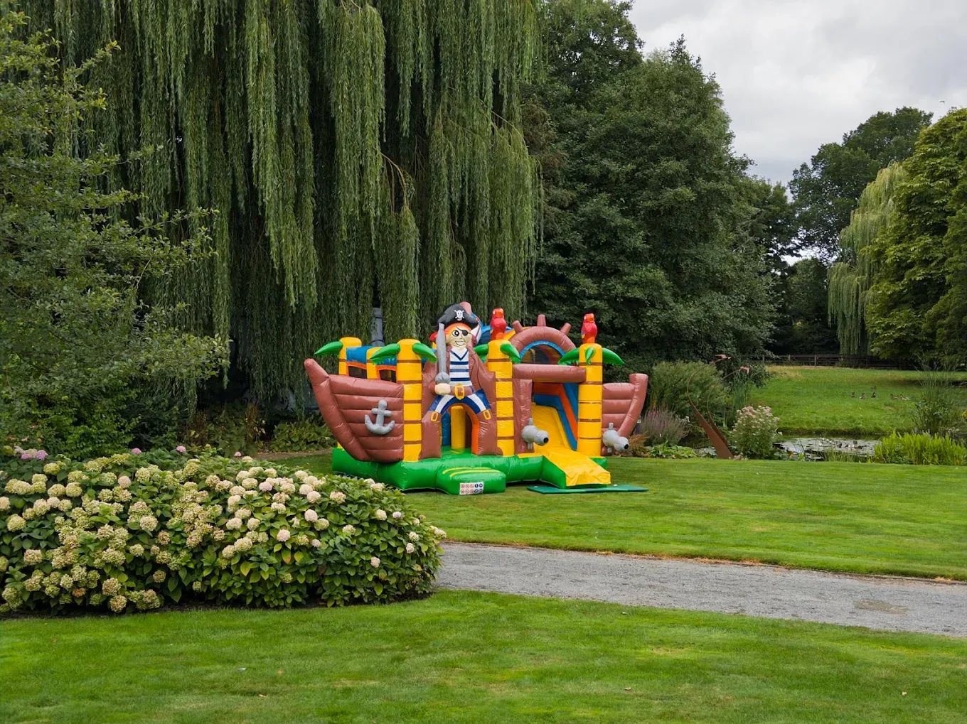 Springkussen Piratenschip in gebruik