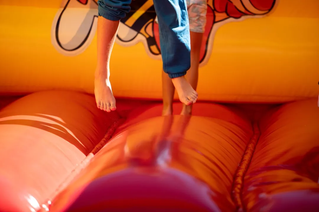 Blije kinderen springen op een springkussen