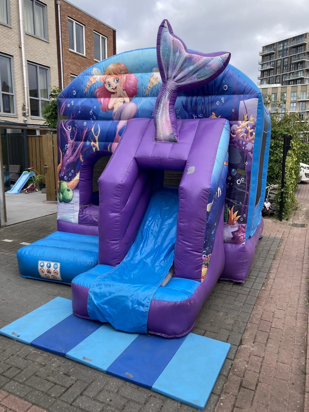 Springkussen Zeemeermin met glijbaan in gebruik